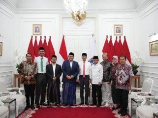 Ketua MUI DKI Jakarta, Ir H MH Bahaudin membersamai Pimpinan MUI DKI dan Pj Gubernur DKI Heru Budi Hartono