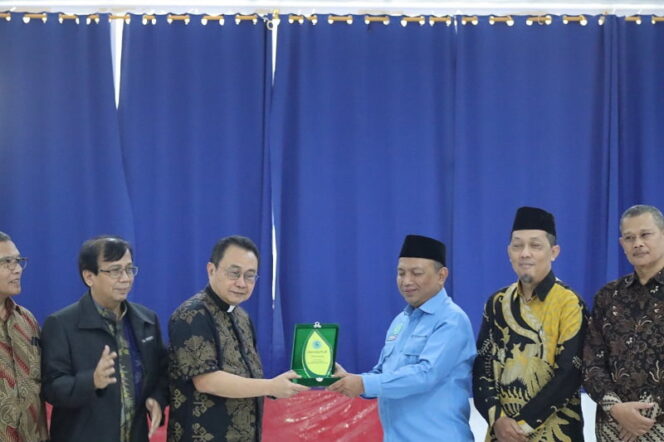 
					Bidang Ukhuwah Islamiyah dan Kerukunan Umat Beragama (KUB) Majelis Ulama Indonesia (MUI) DKI Jakarta menyambangi ke Pengurus PGI DKI Jakarta (Istimewa)