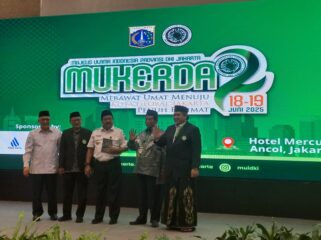Ketua Umum MUI DKI Jakarta KH Muhammad Faiz menyerahkan Buku Fikih Kota Global ke Wagub DKI Jakarta Rano Karno (Infokom)