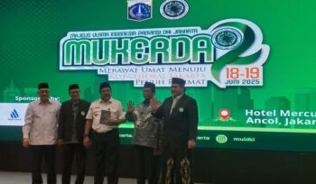 Ketua Umum MUI DKI Jakarta KH Muhammad Faiz menyerahkan Buku Fikih Kota Global ke Wagub DKI Jakarta Rano Karno (Infokom)
