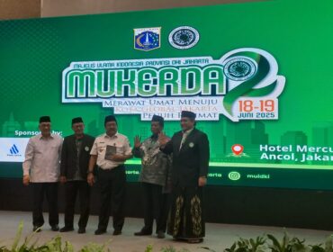 Ketua Umum MUI DKI Jakarta KH Muhammad Faiz menyerahkan Buku Fikih Kota Global ke Wagub DKI Jakarta Rano Karno (Infokom)