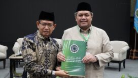 Ketua SC Mukerda II 2025 KH Yusuf Aman menyerahkan Hasil Mukerda ke Ketua Umum KH Muhammad Faiz (Infokom)