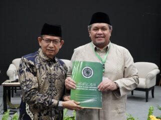 Ketua SC Mukerda II 2025 KH Yusuf Aman menyerahkan Hasil Mukerda ke Ketua Umum KH Muhammad Faiz (Infokom)