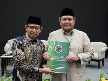 Ketua SC Mukerda II 2025 KH Yusuf Aman menyerahkan Hasil Mukerda ke Ketua Umum KH Muhammad Faiz (Infokom)
