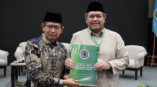 Ketua SC Mukerda II 2025 KH Yusuf Aman menyerahkan Hasil Mukerda ke Ketua Umum KH Muhammad Faiz (Infokom)