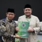 Ketua SC Mukerda II 2025 KH Yusuf Aman menyerahkan Hasil Mukerda ke Ketua Umum KH Muhammad Faiz (Infokom)